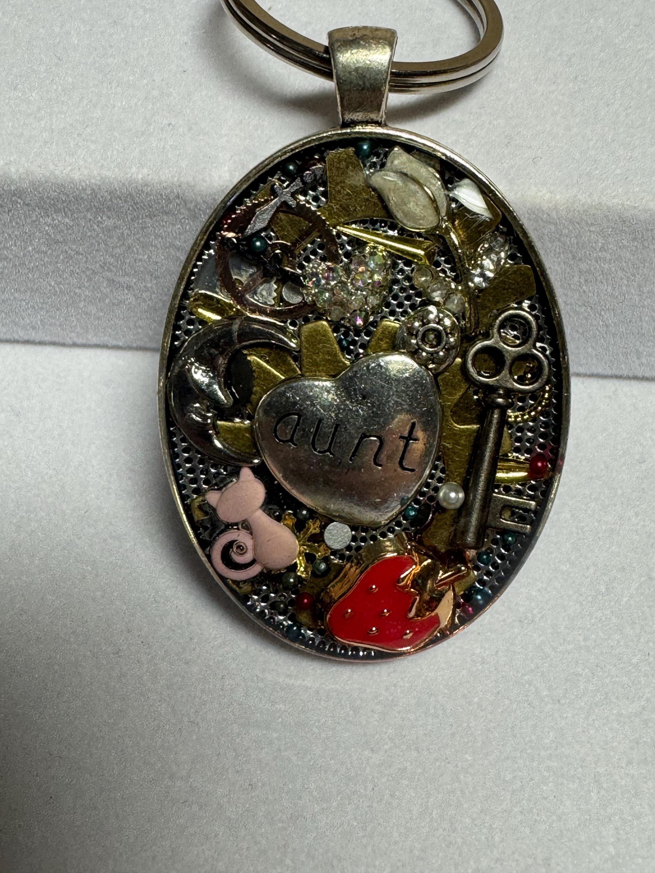 Oval "AUNT" Steampunk Keychain