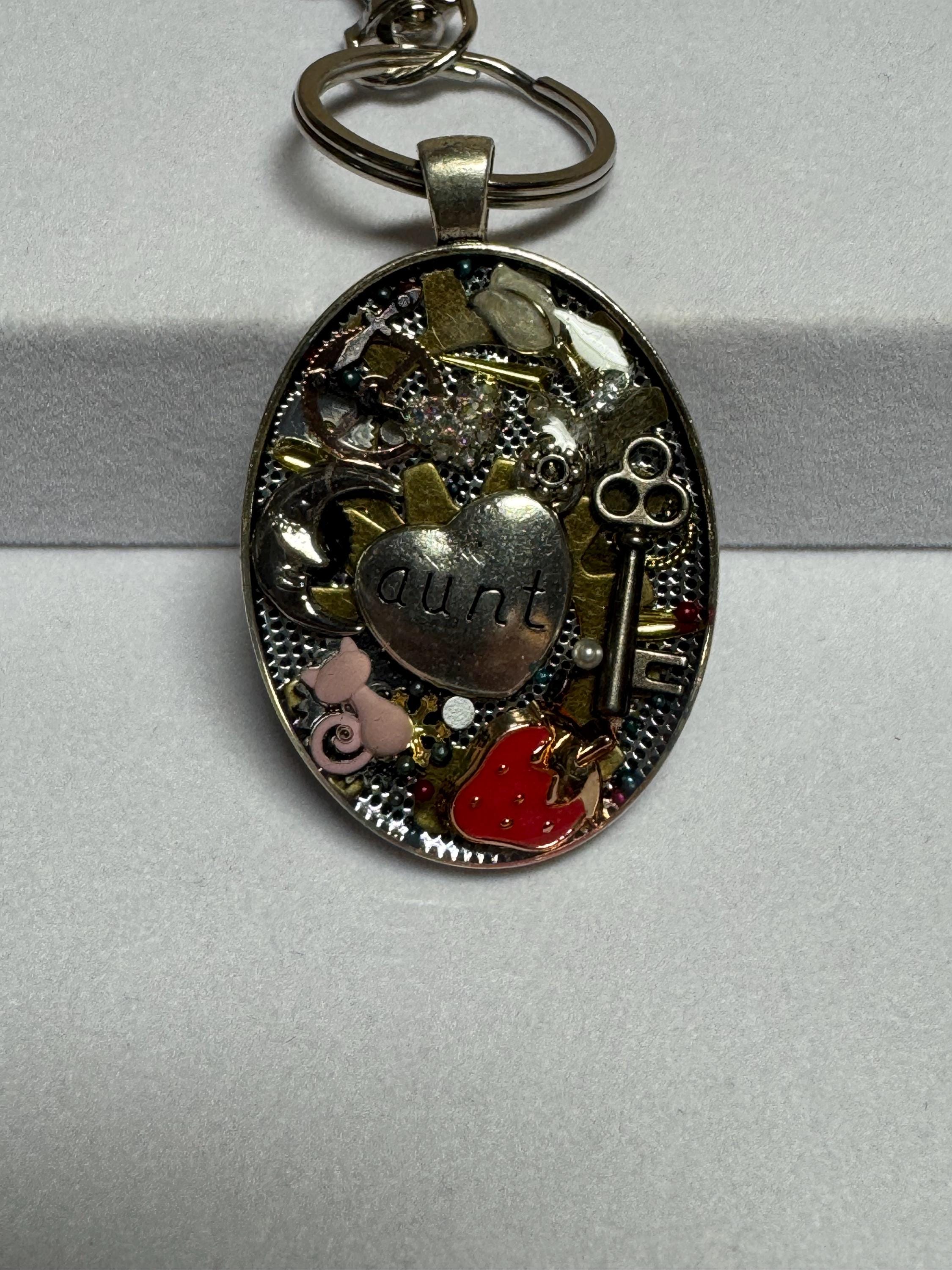 Oval "AUNT" Steampunk Keychain