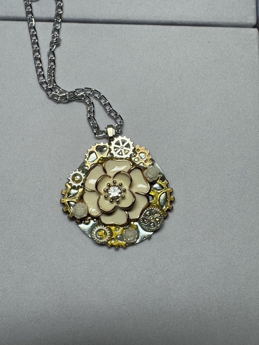 White and Gold Flower Necklace