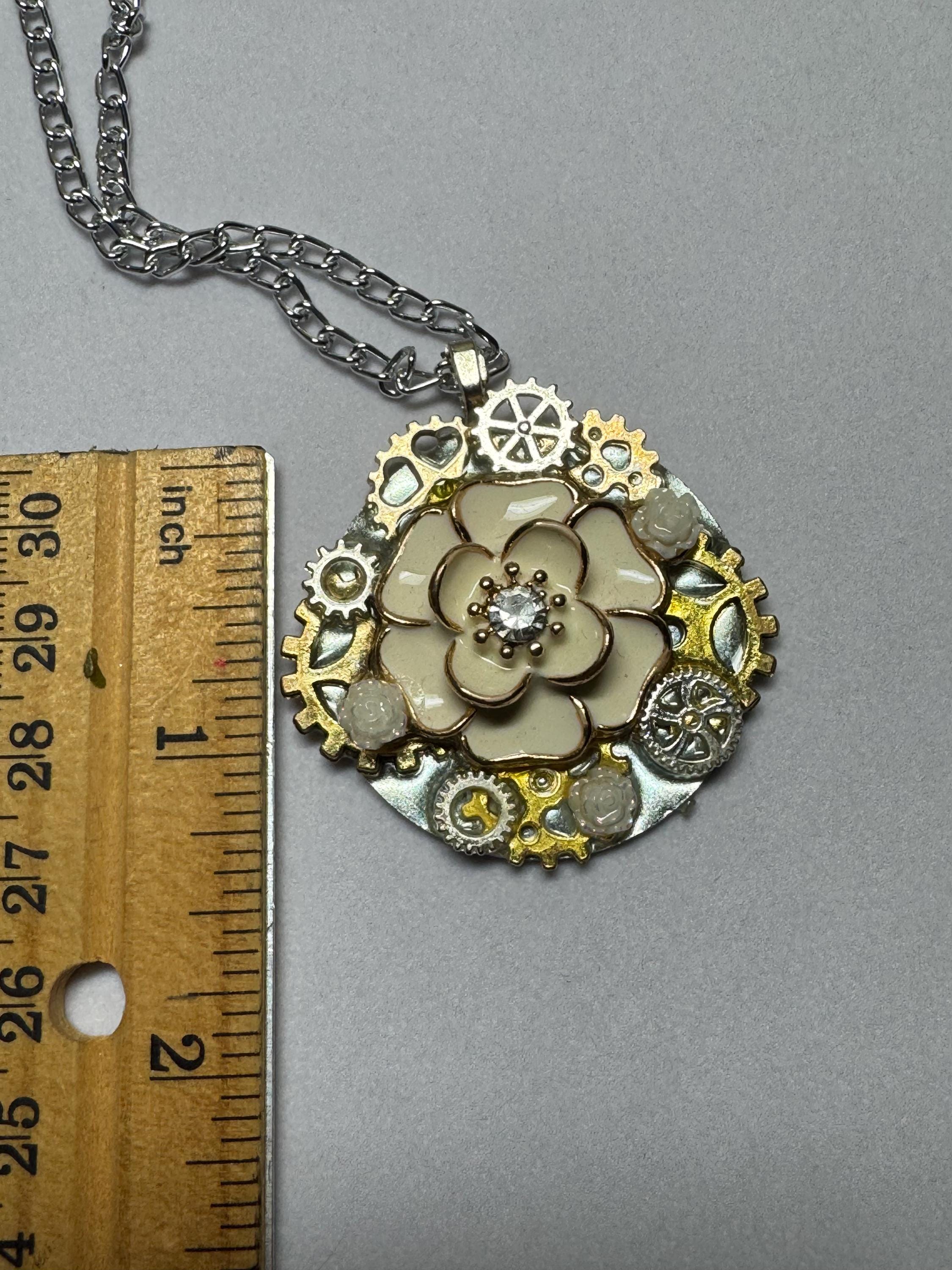 White and Gold Flower Necklace