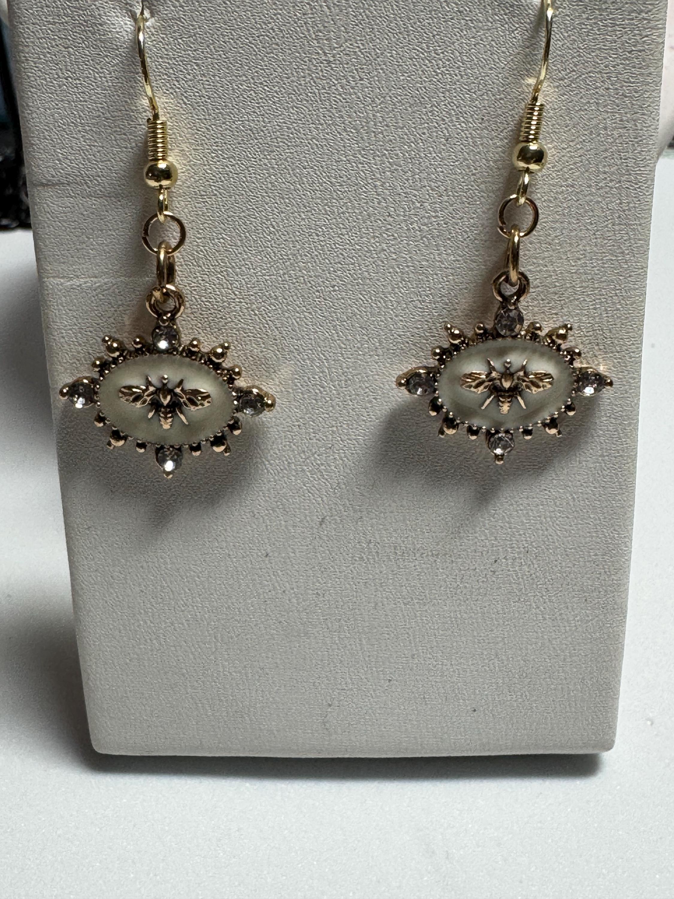 Gold Bees on white Vintage Look Earrings