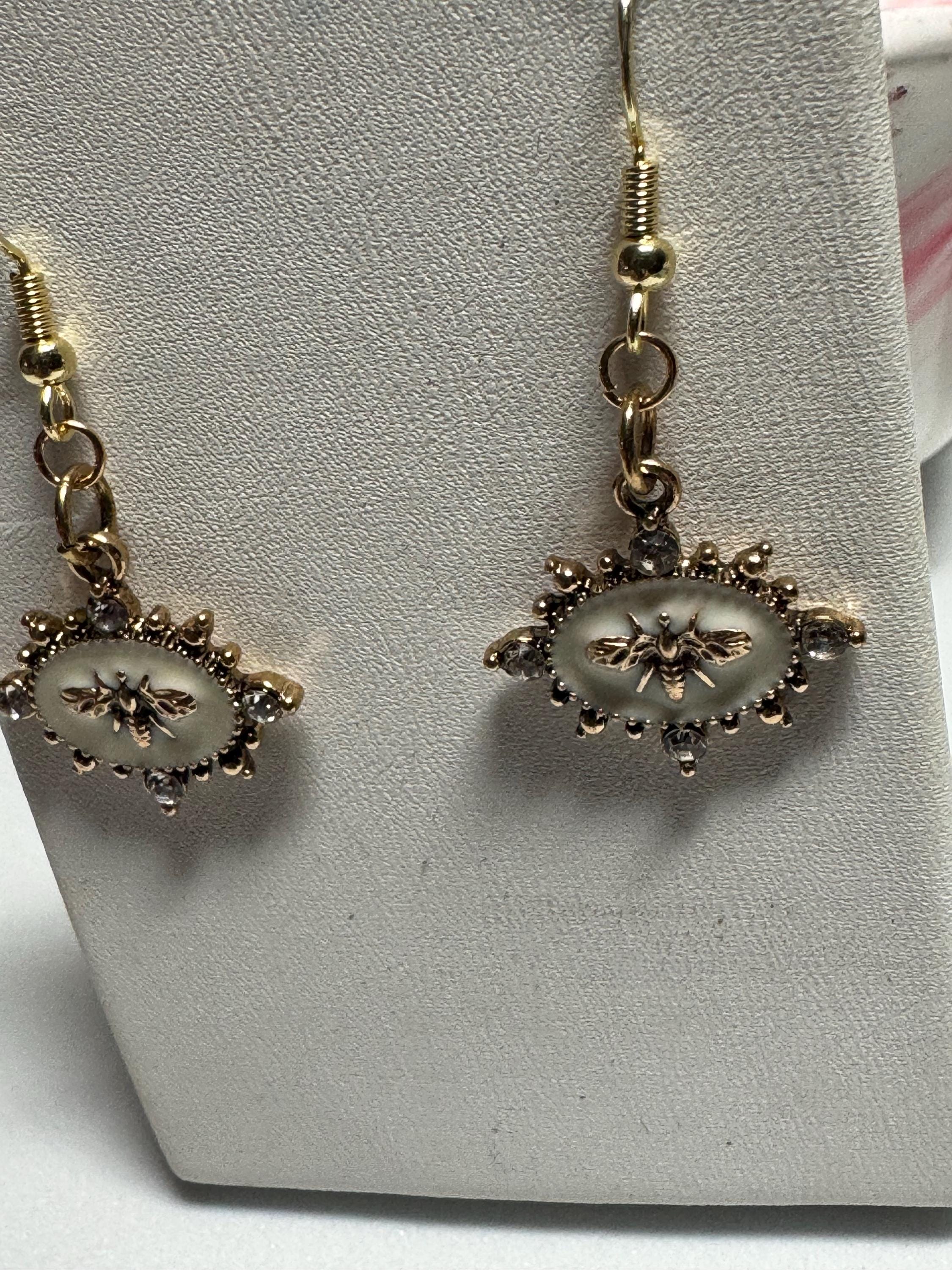 Gold Bees on white Vintage Look Earrings