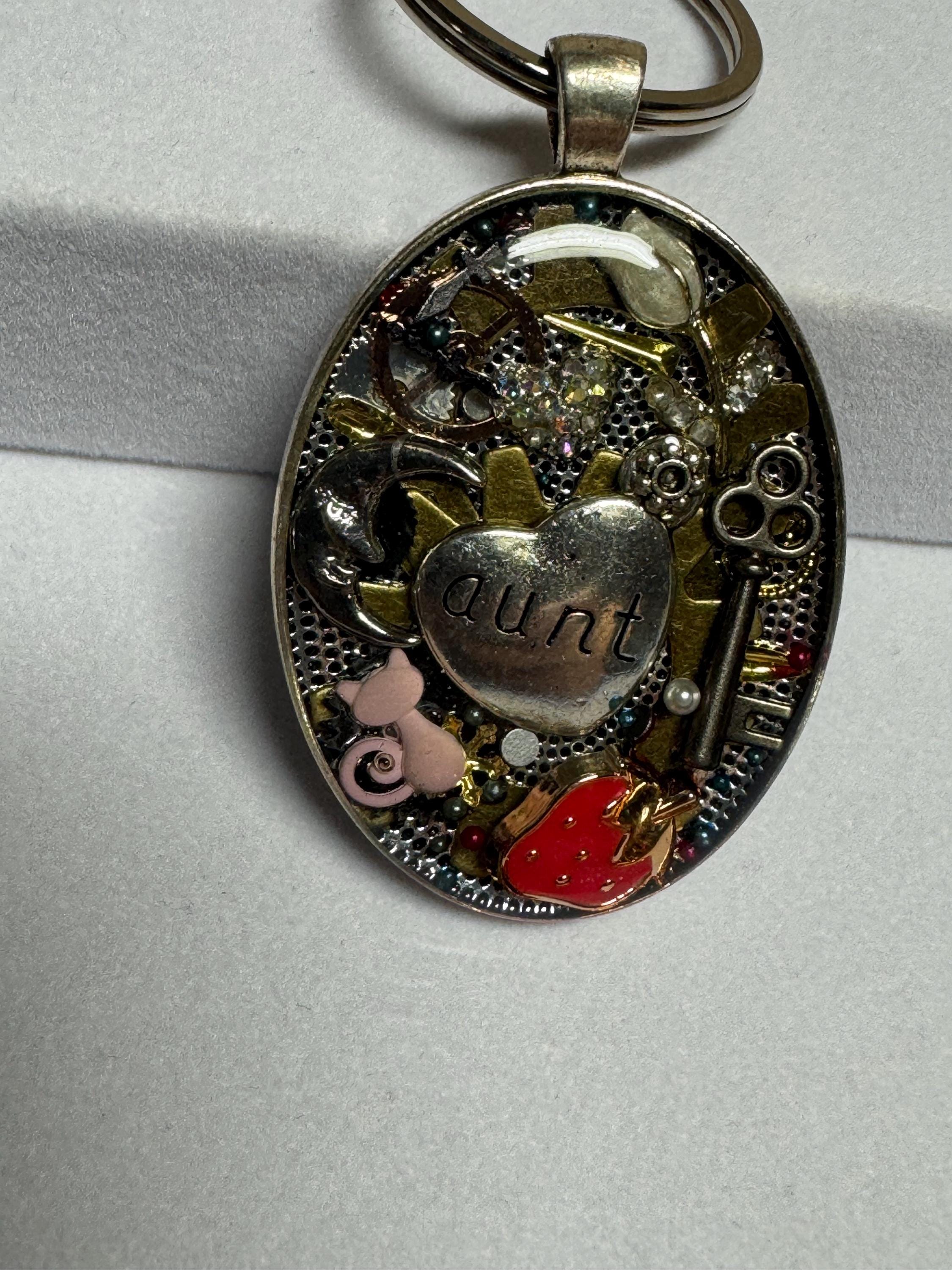 Oval "AUNT" Steampunk Keychain
