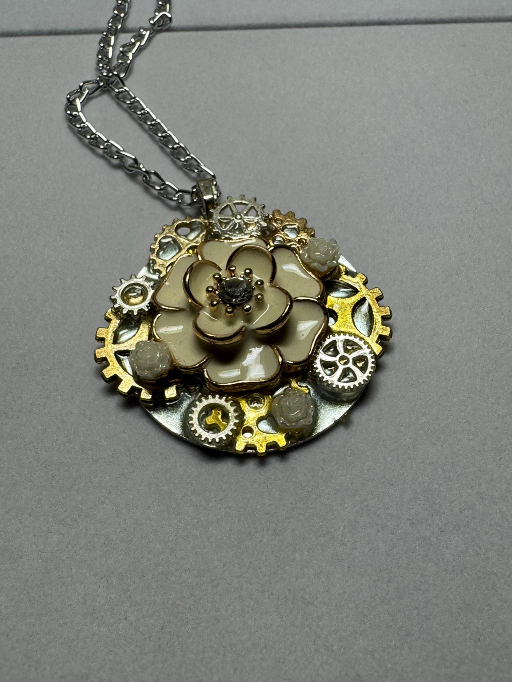 White and Gold Flower Necklace