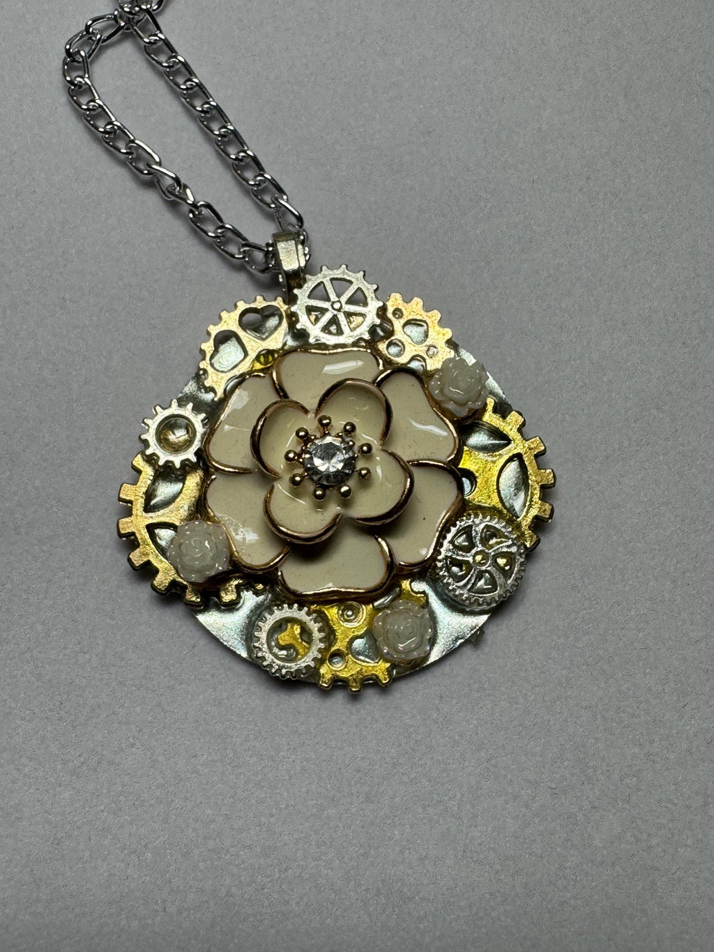 White and Gold Flower Necklace