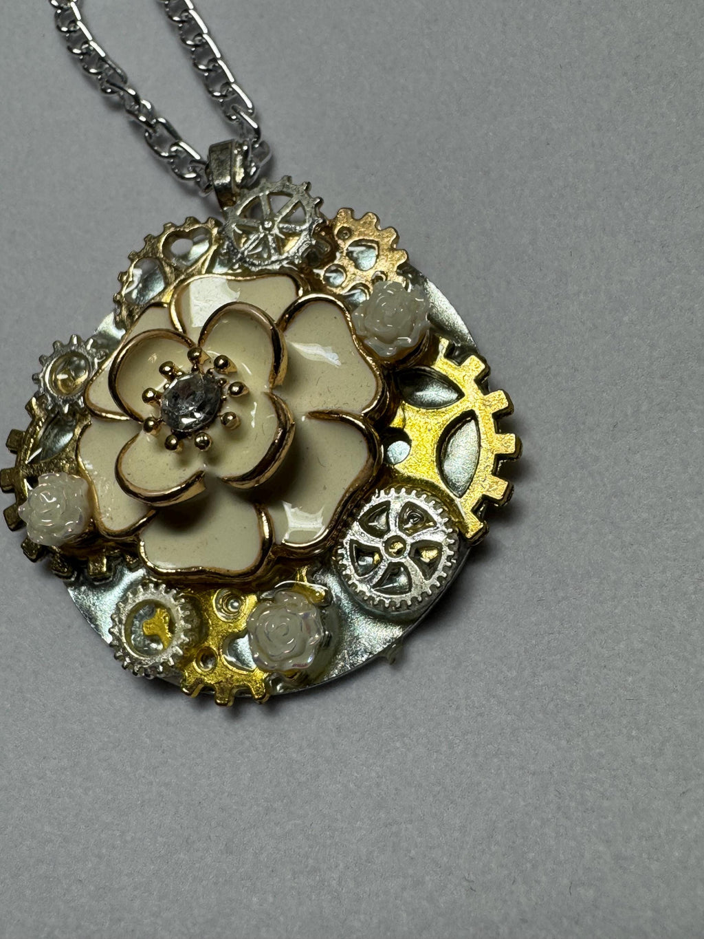 White and Gold Flower Necklace
