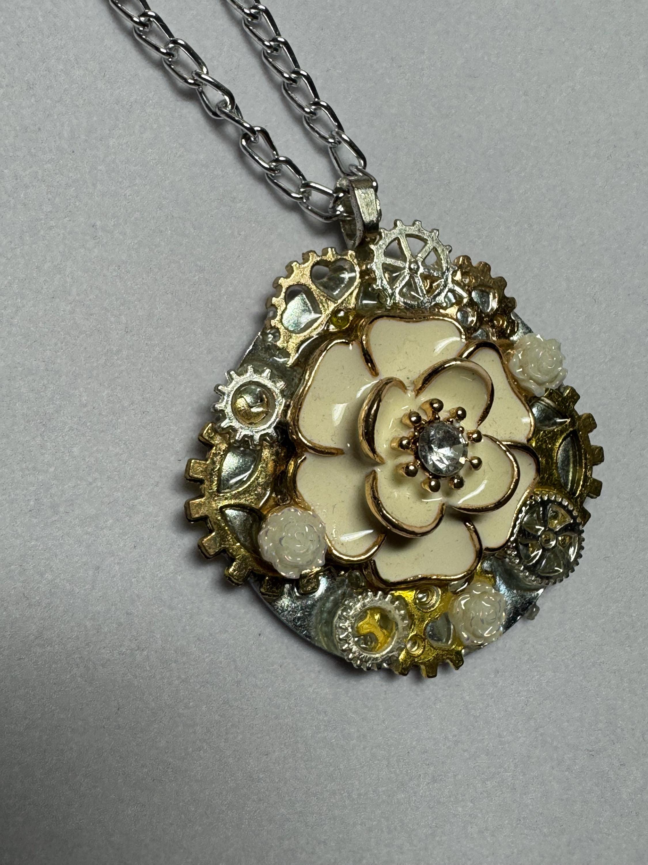 White and Gold Flower Necklace