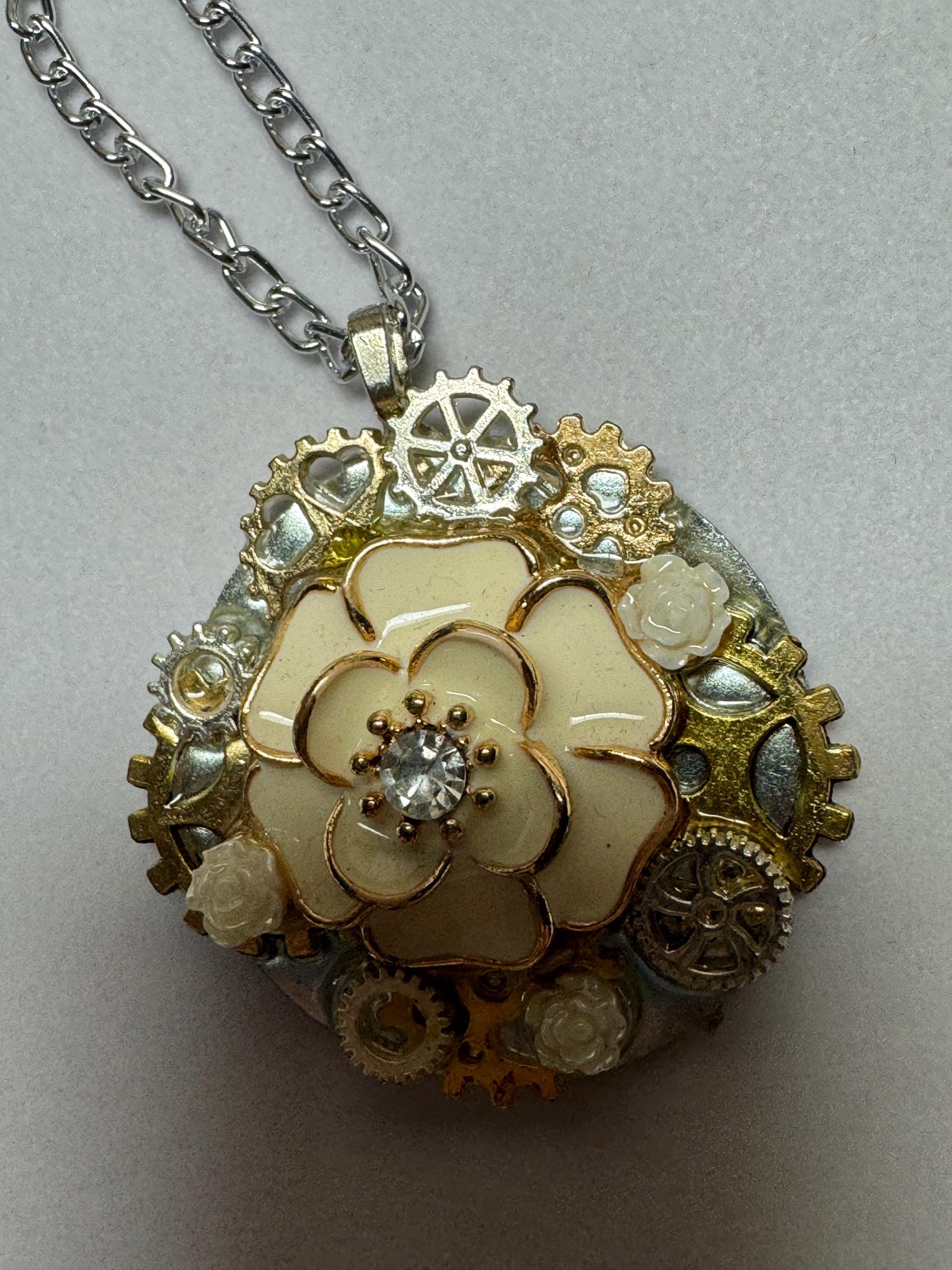 White and Gold Flower Necklace