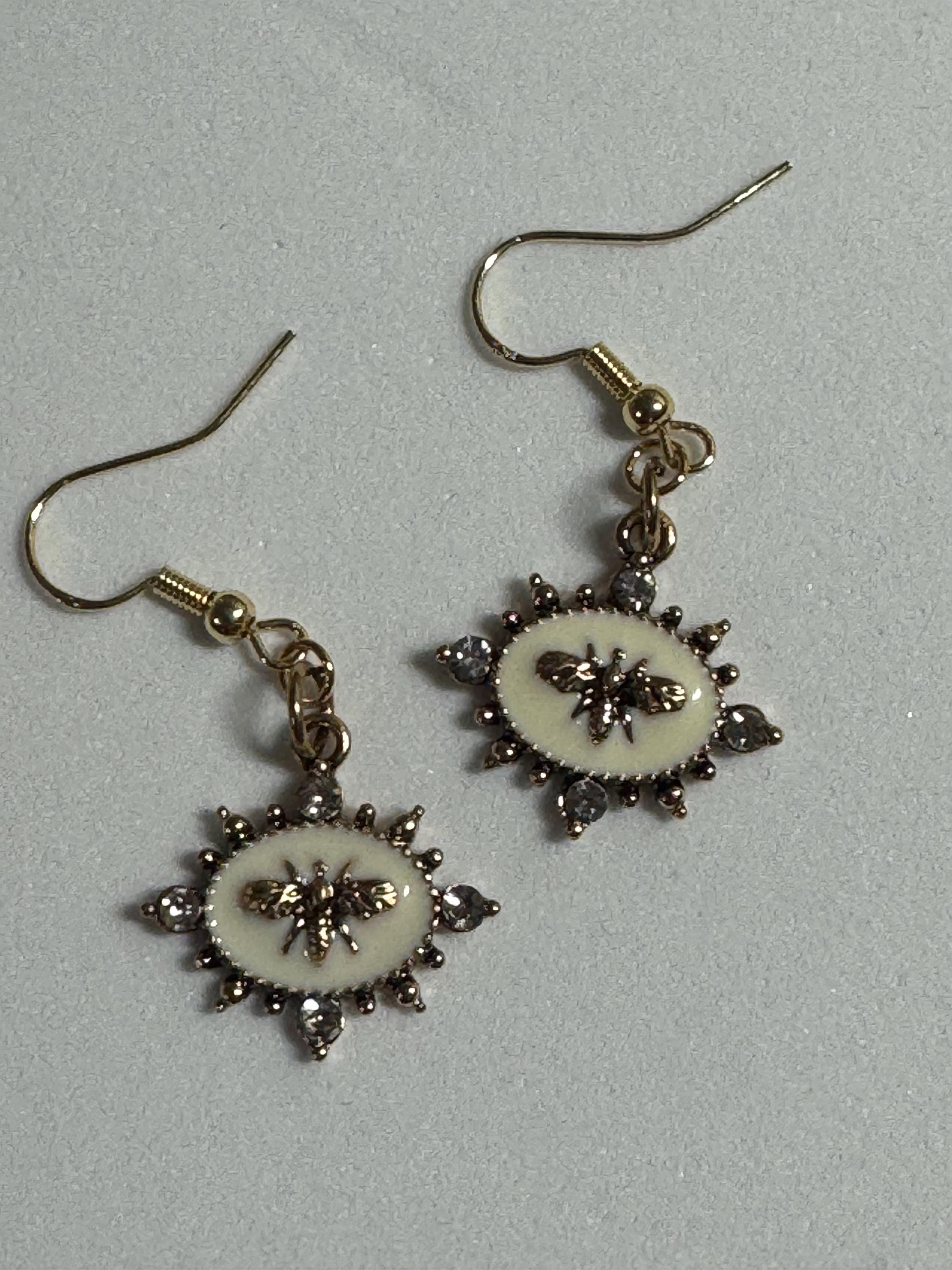 Gold Bees on white Vintage Look Earrings