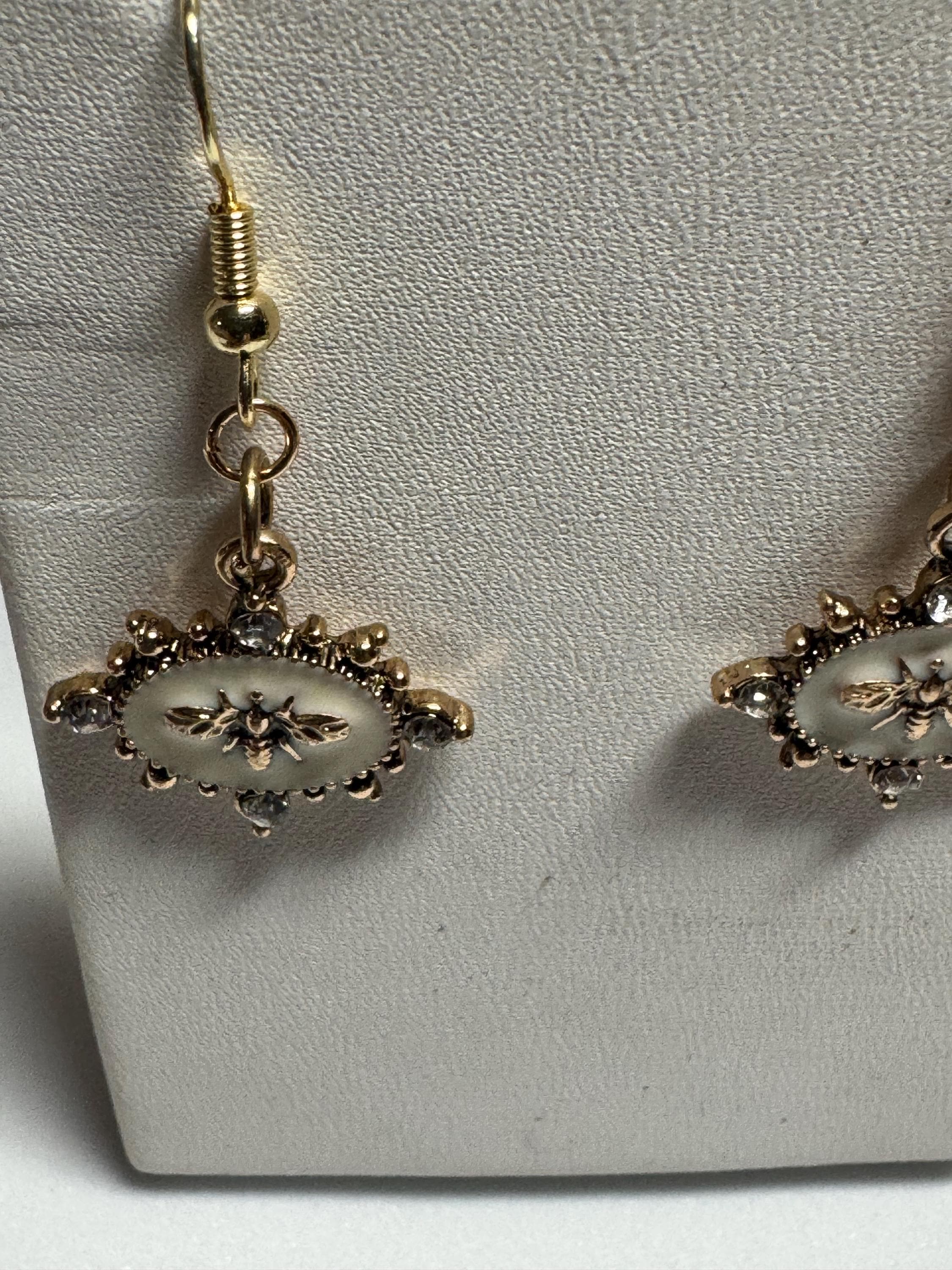 Gold Bees on white Vintage Look Earrings